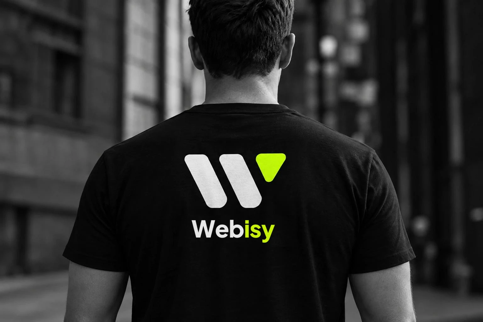 Hombre de espaldas con camiseta negra, símbolo W y logotipo Webisy